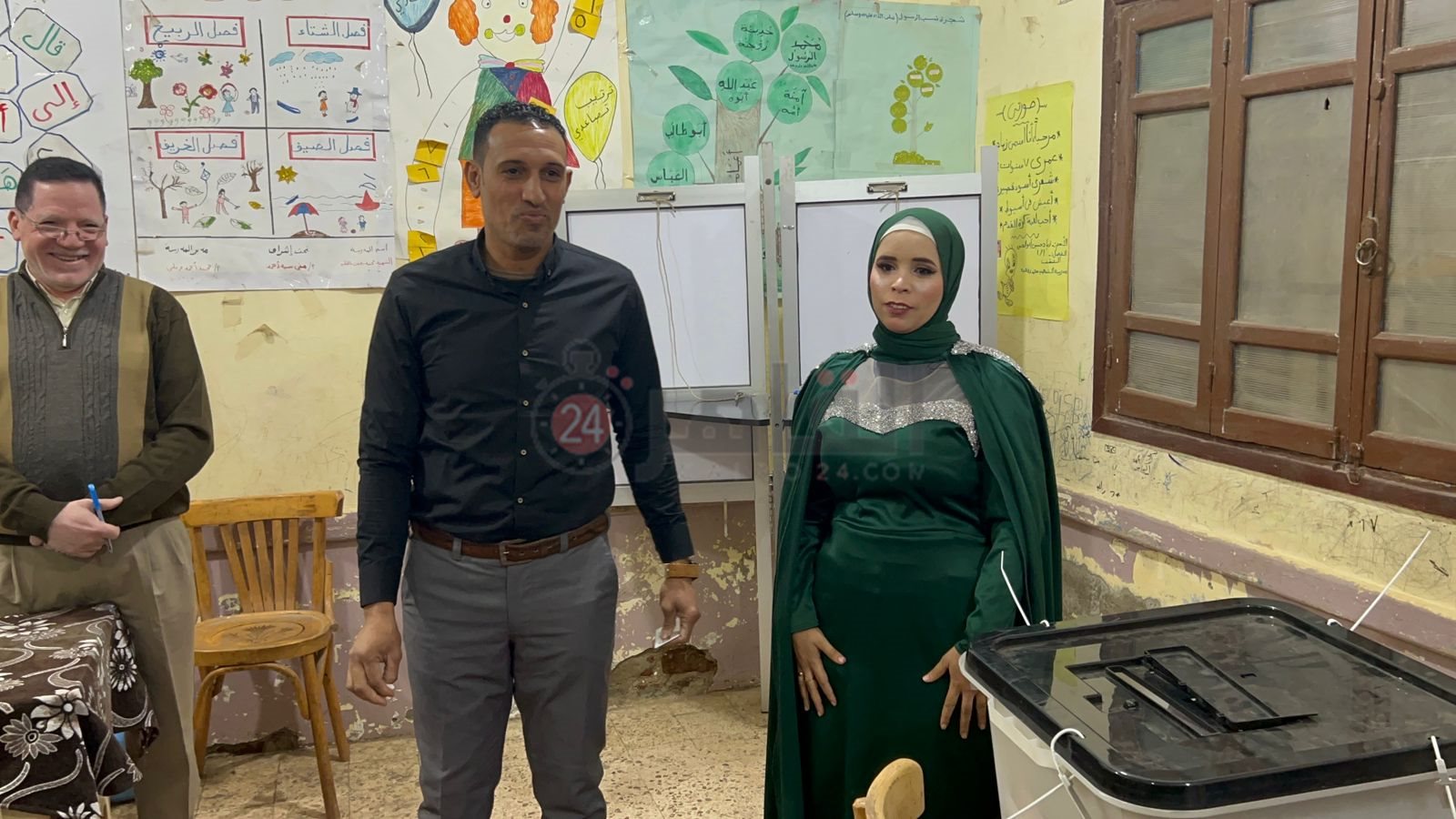 عروسان يحتفلان بالخطوبة داخل اللجنة الانتخابية بأسيوط