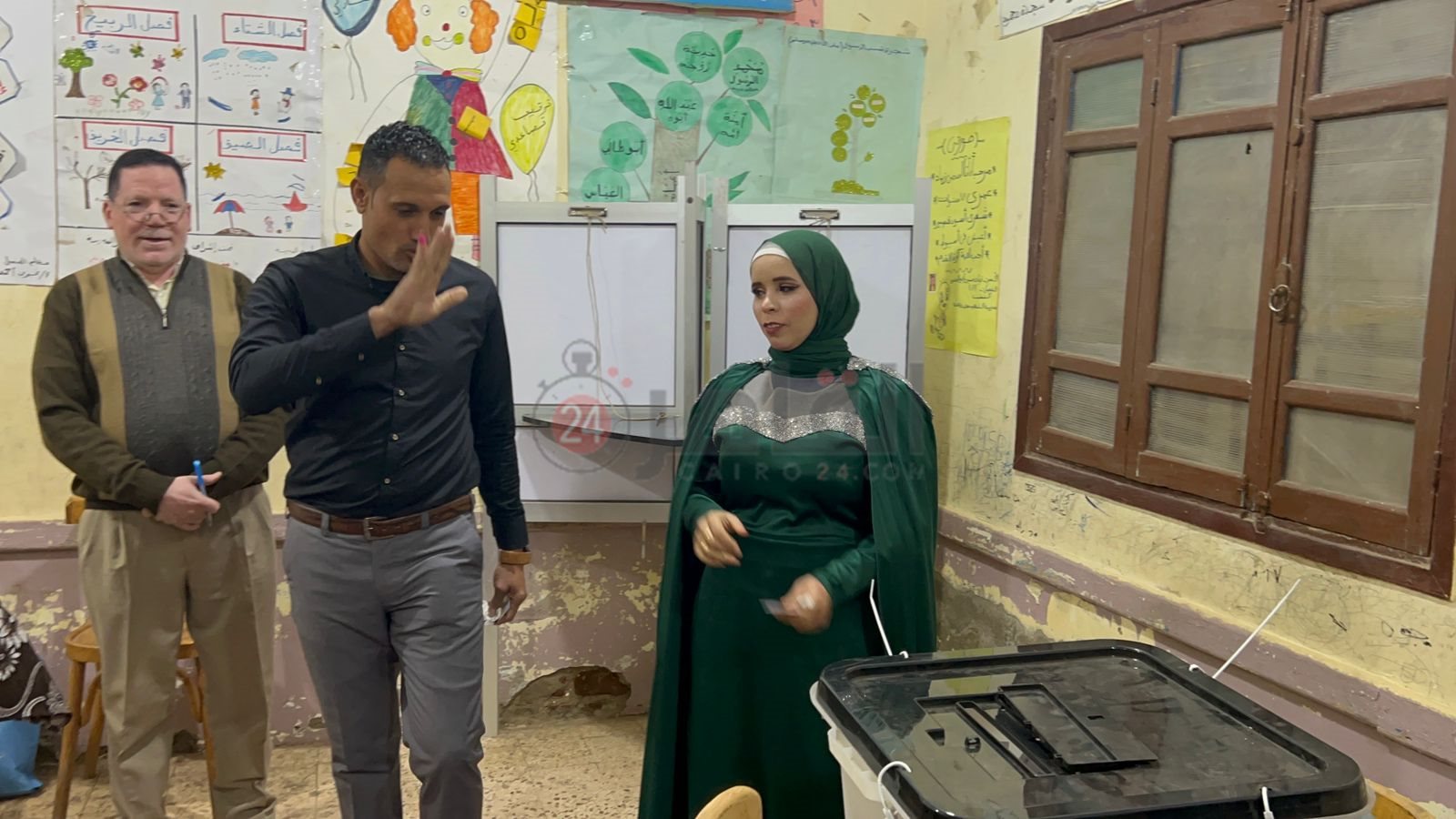 عروسان يحتفلان بالخطوبة داخل اللجنة الانتخابية بأسيوط