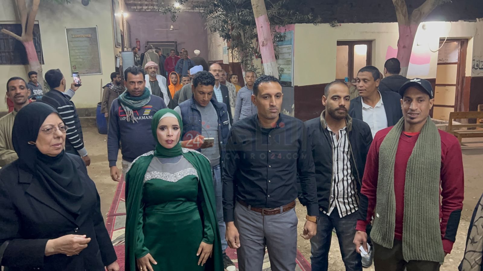 عروسان يحتفلان بالخطوبة داخل اللجنة الانتخابية بأسيوط