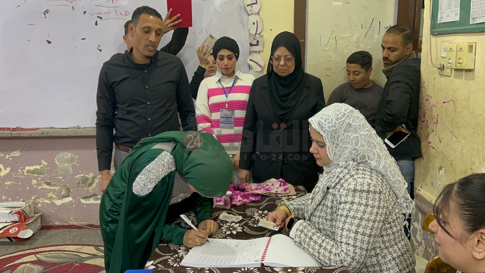 عروسان يحتفلان بالخطوبة داخل اللجنة الانتخابية بأسيوط