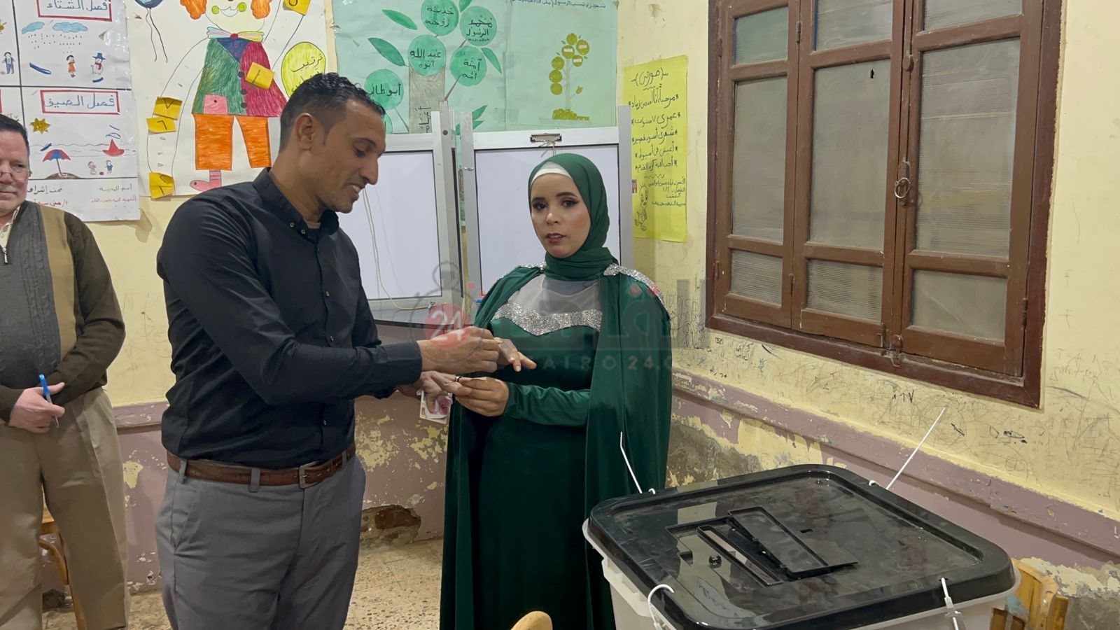 عروسان يحتفلان بالخطوبة داخل اللجنة الانتخابية بأسيوط