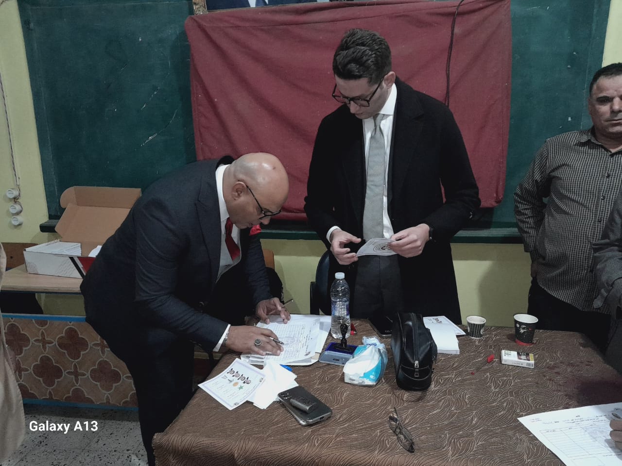 المستشارين أثناء التصويت 04