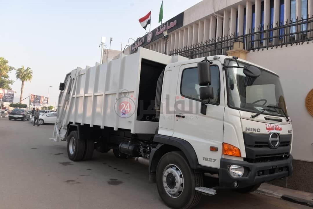 محافظ الدقهلية يتسلم الدفعة الثانية من معدات النظافة الجديدة