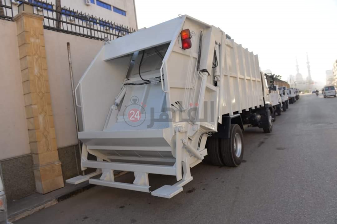 محافظ الدقهلية يتسلم الدفعة الثانية من معدات النظافة الجديدة