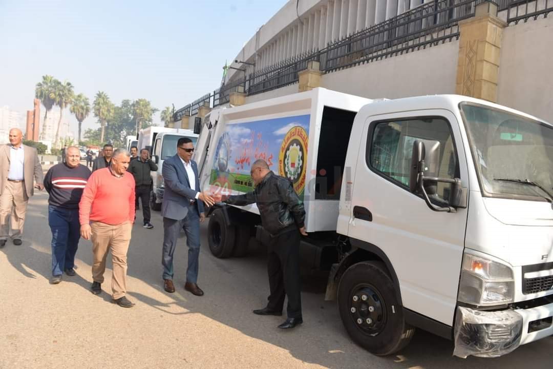 محافظ الدقهلية يتسلم الدفعة الثانية من معدات النظافة الجديدة
