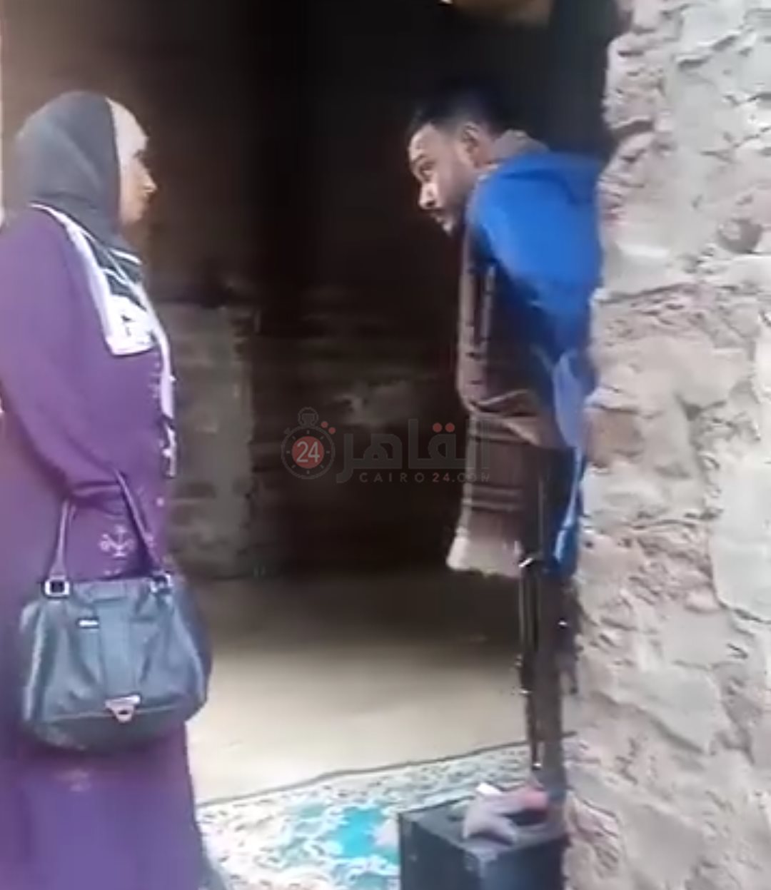 شخص يهدد سيدة بسلاح آلي