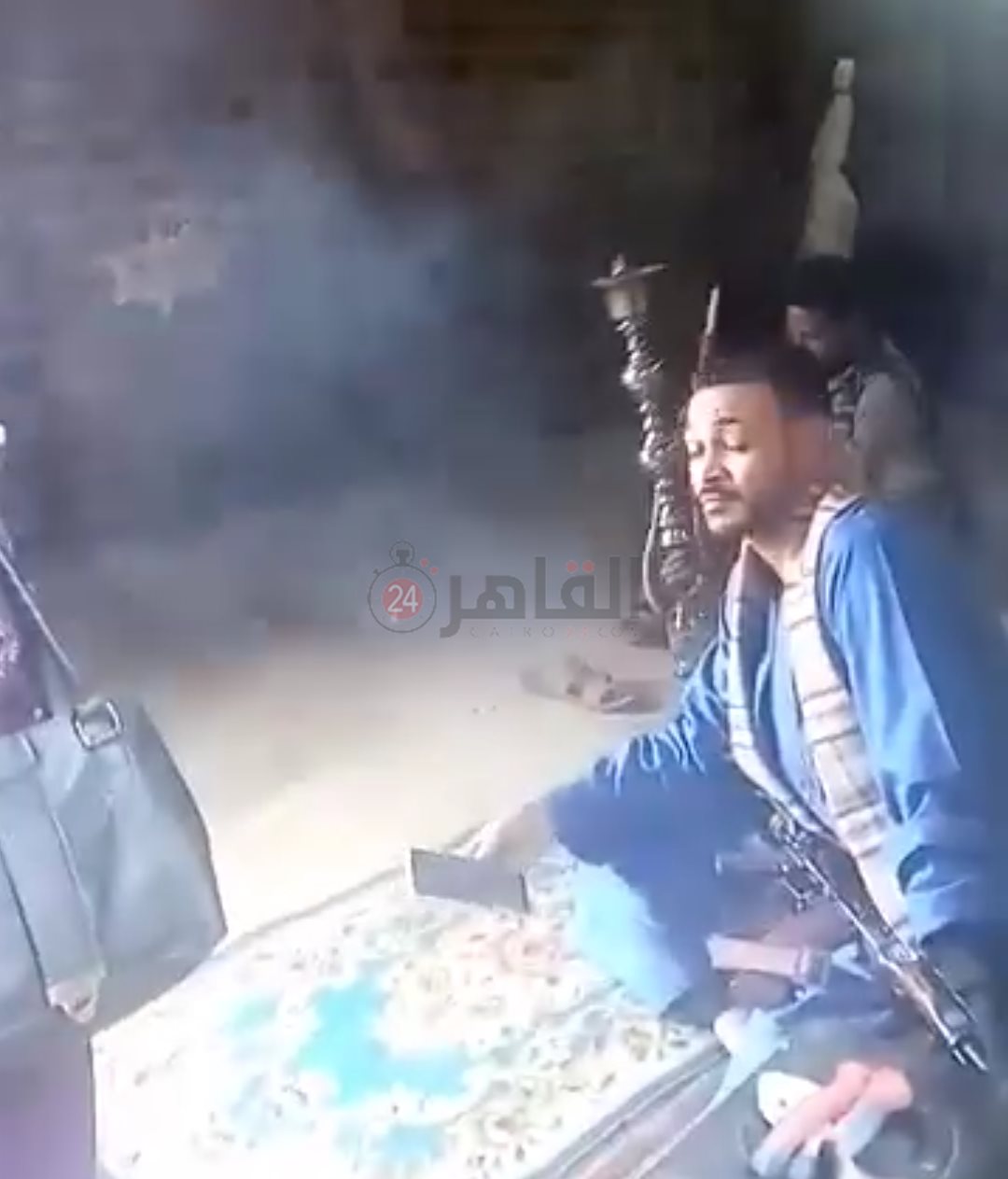 شخص يهدد سيدة بسلاح آلي