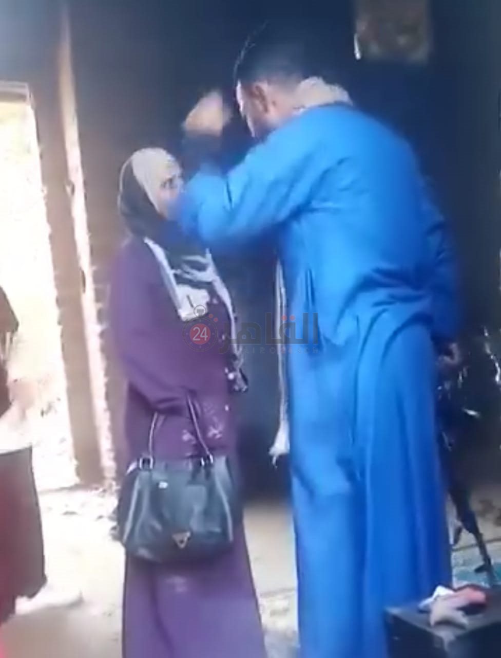 شخص يهدد سيدة بسلاح آلي