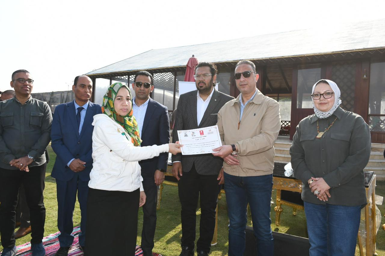 محافظ الفيوم يسلم السيدات شهادات اجتياز الدورة