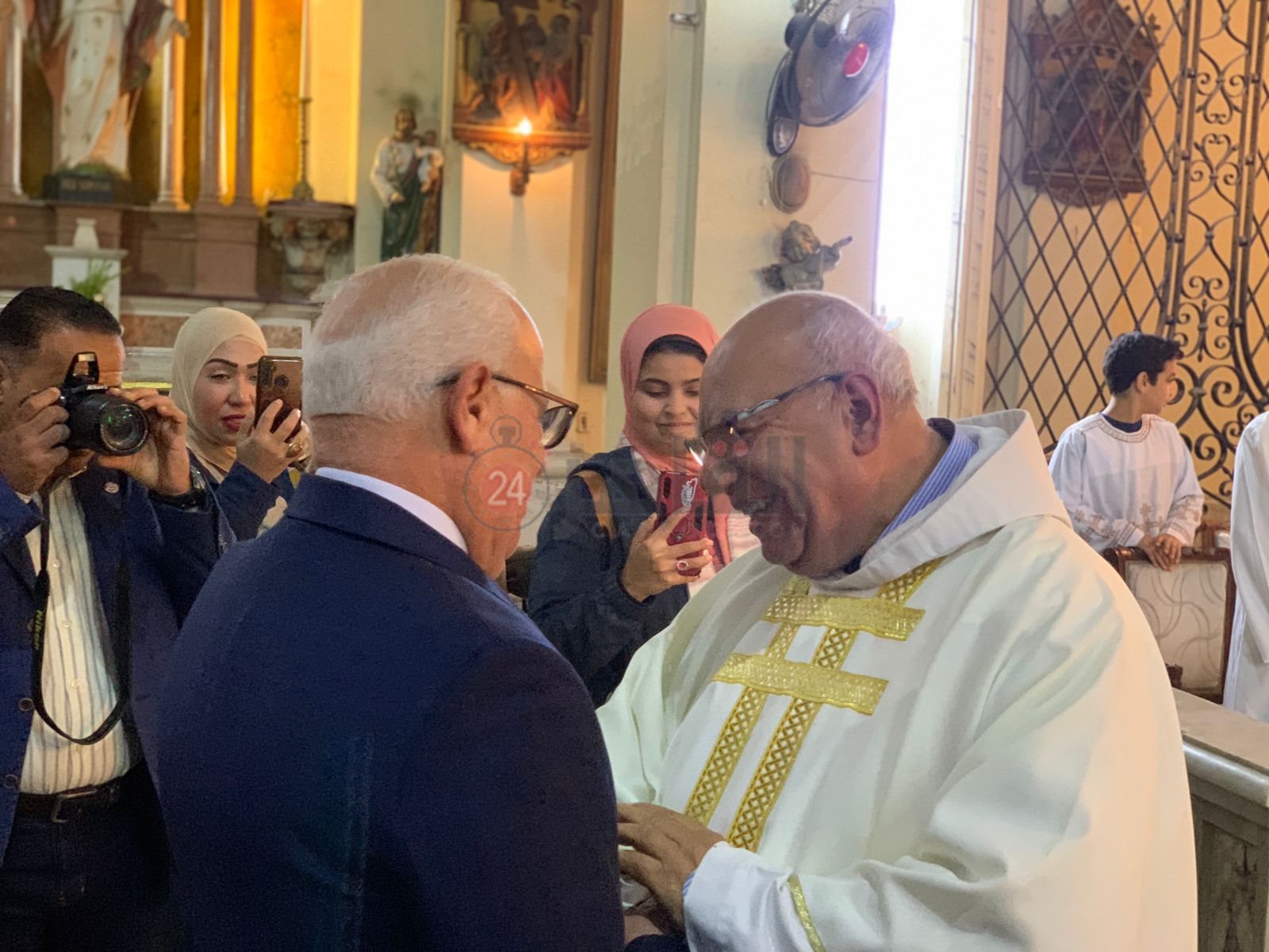 محافظ بورسعيد يزور عدد من الكنائس ويهنئ الكاثوليك بعيد الميلاد المجيد