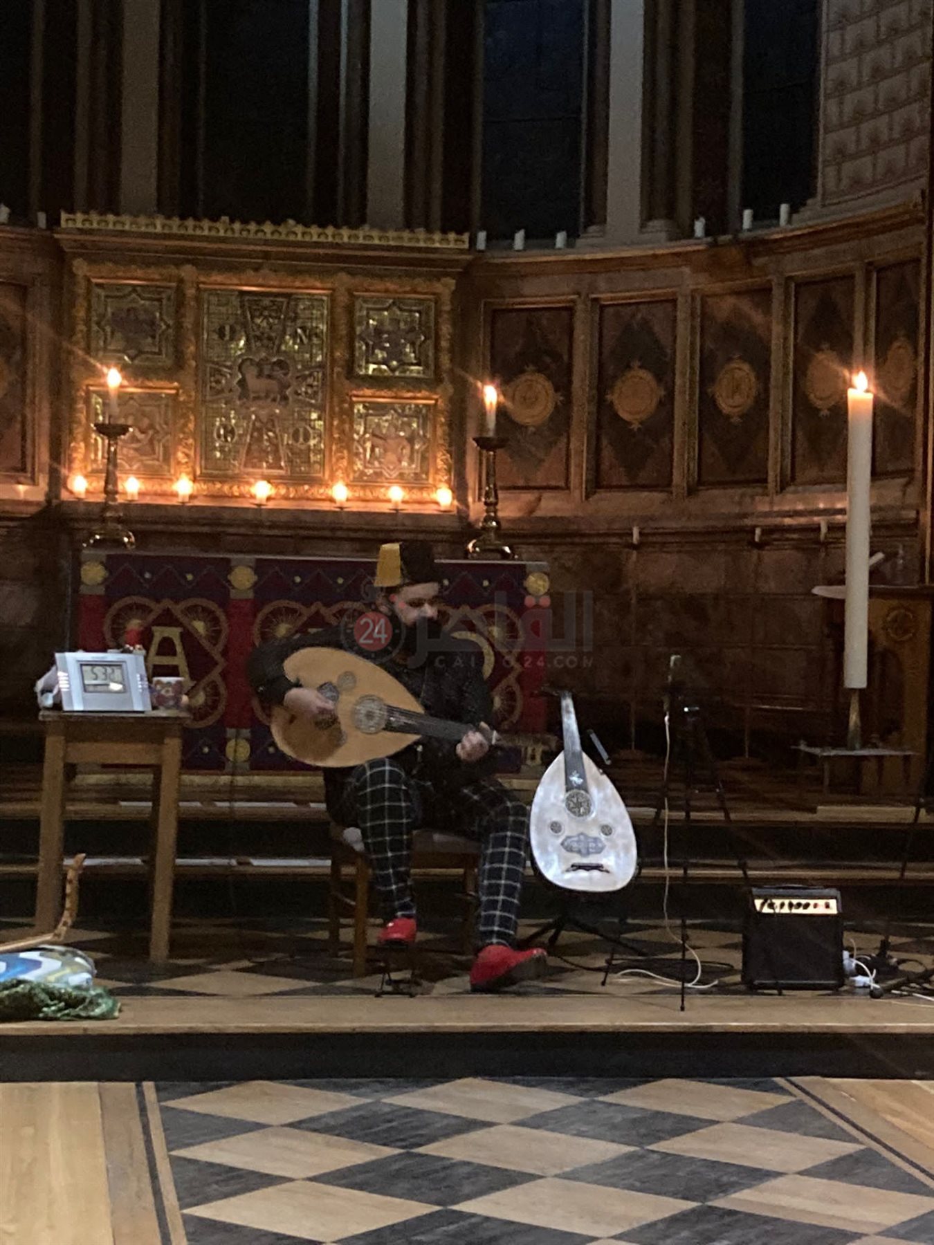 مصري يعزف العود