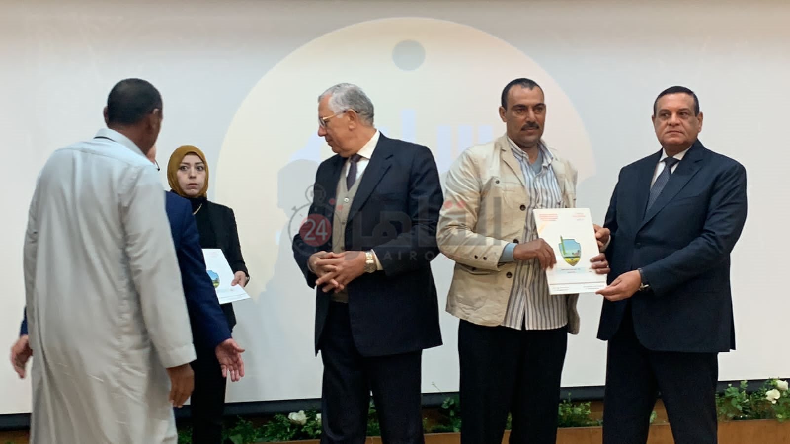 وزير التنمية المحلية يُسلم 127 عقد تمليك لـ المزارعين