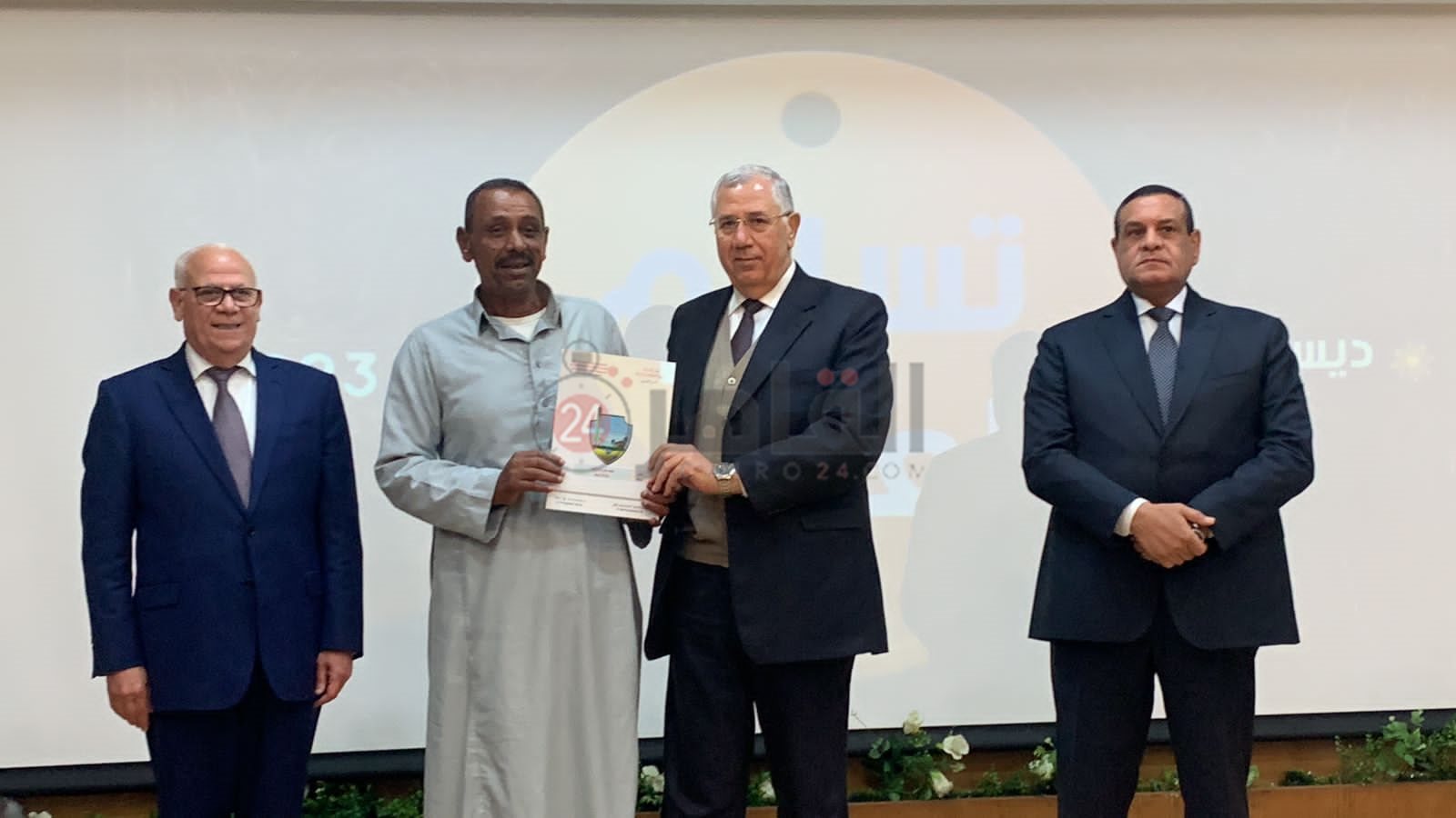 وزير التنمية المحلية يُسلم 127 عقد تمليك لـ المزارعين