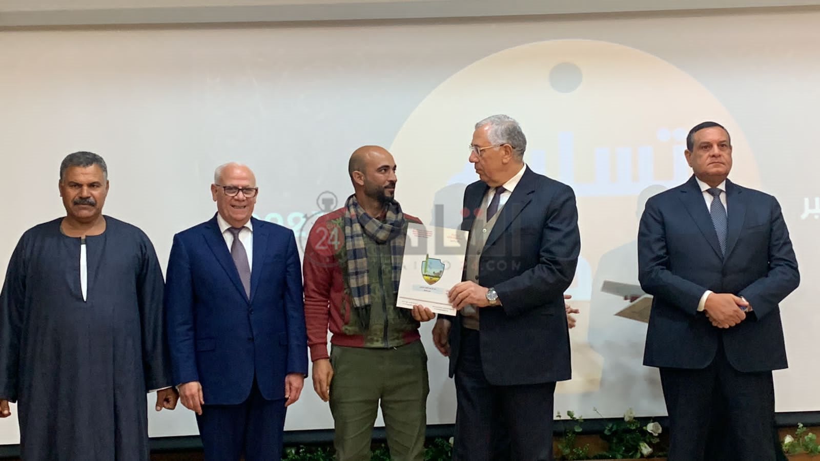 وزير التنمية المحلية يُسلم 127 عقد تمليك لـ المزارعين