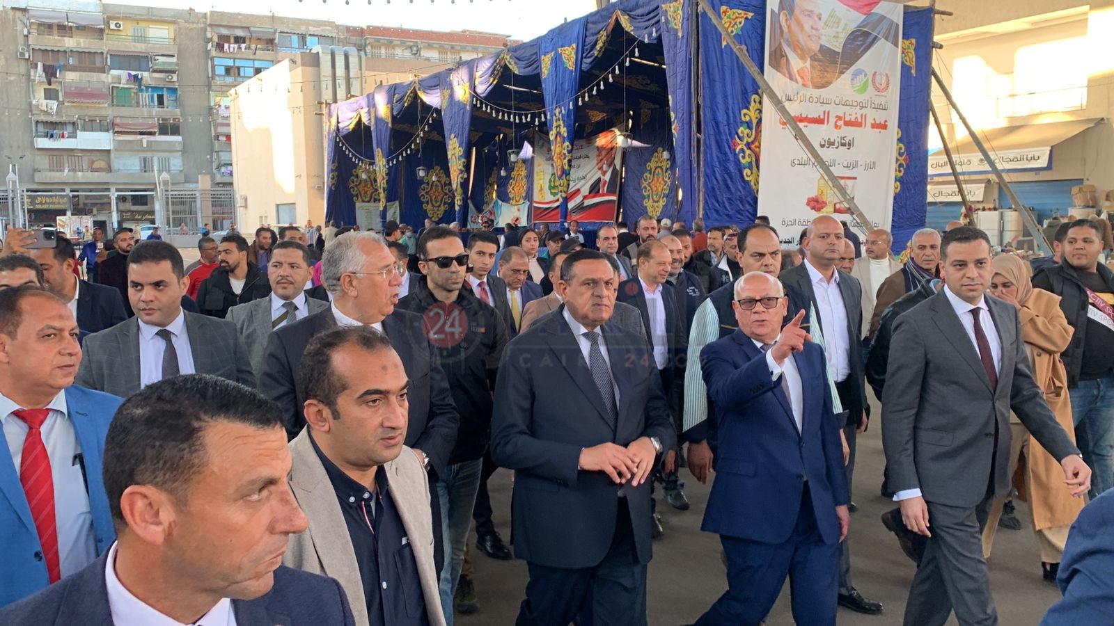 وزير التنمية المحلية يتفقد معرض للمنتجات الغذائية ببورسعيد 