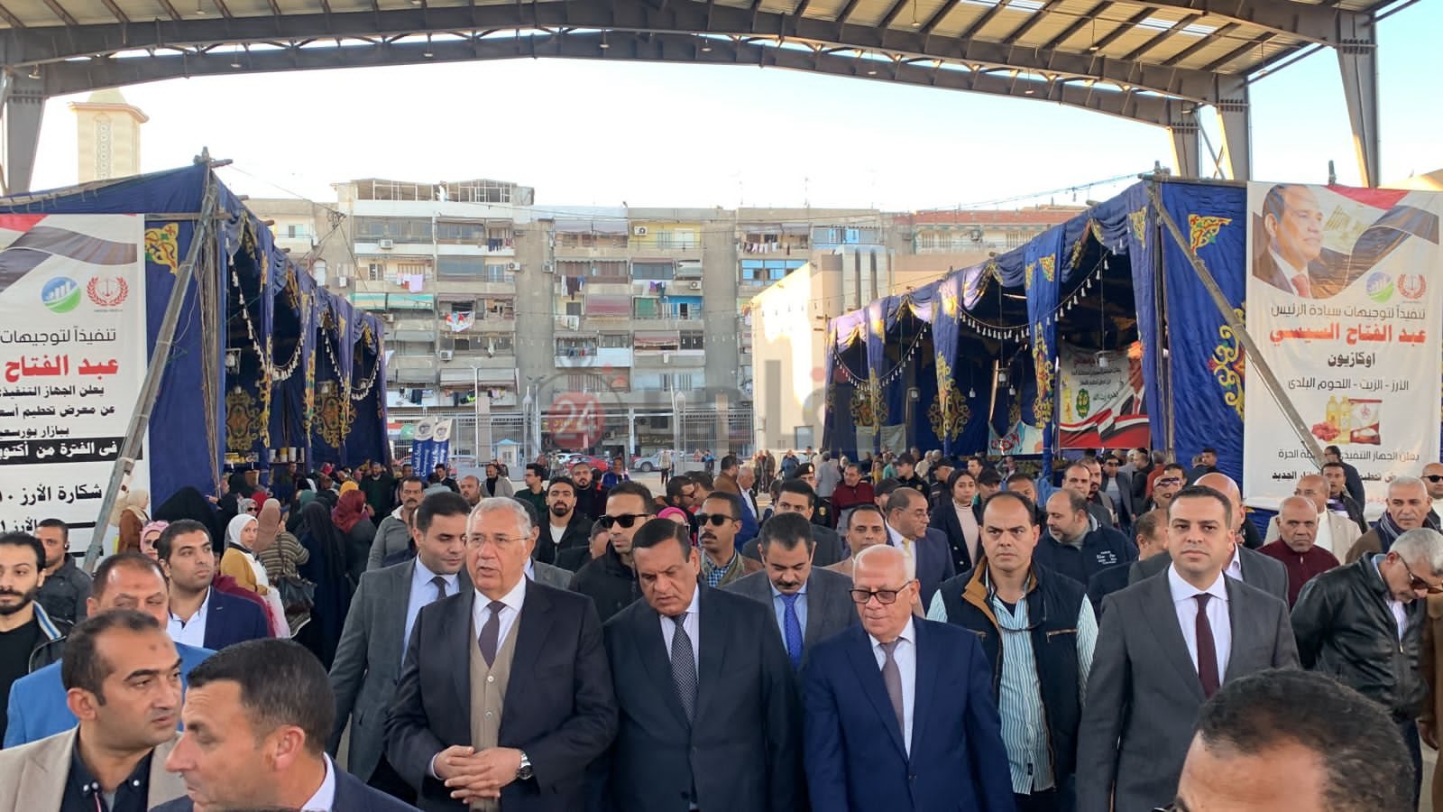 وزير التنمية المحلية يتفقد معرض للمنتجات الغذائية ببورسعيد 