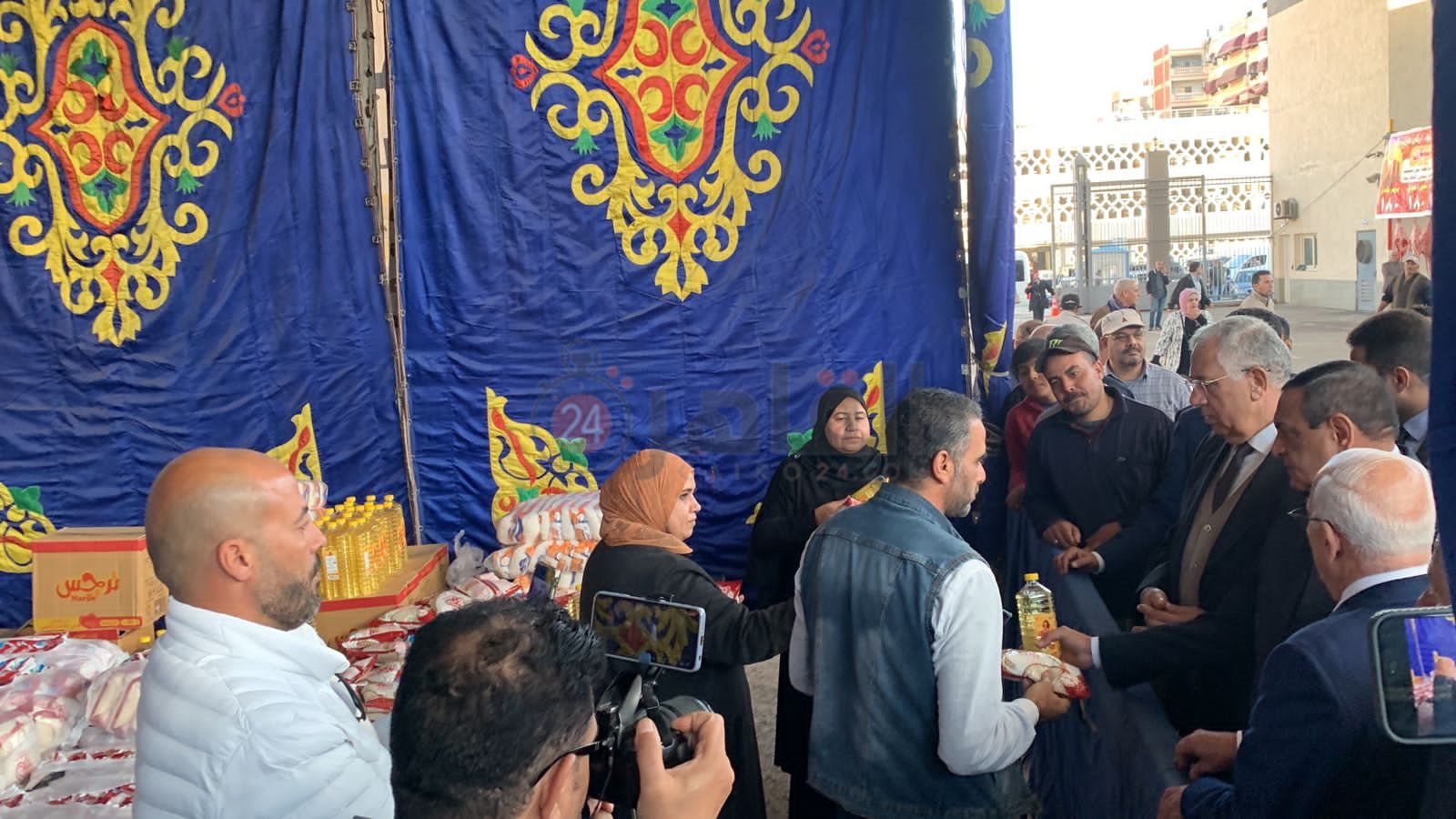 وزير التنمية المحلية يتفقد معرض للمنتجات الغذائية ببورسعيد 