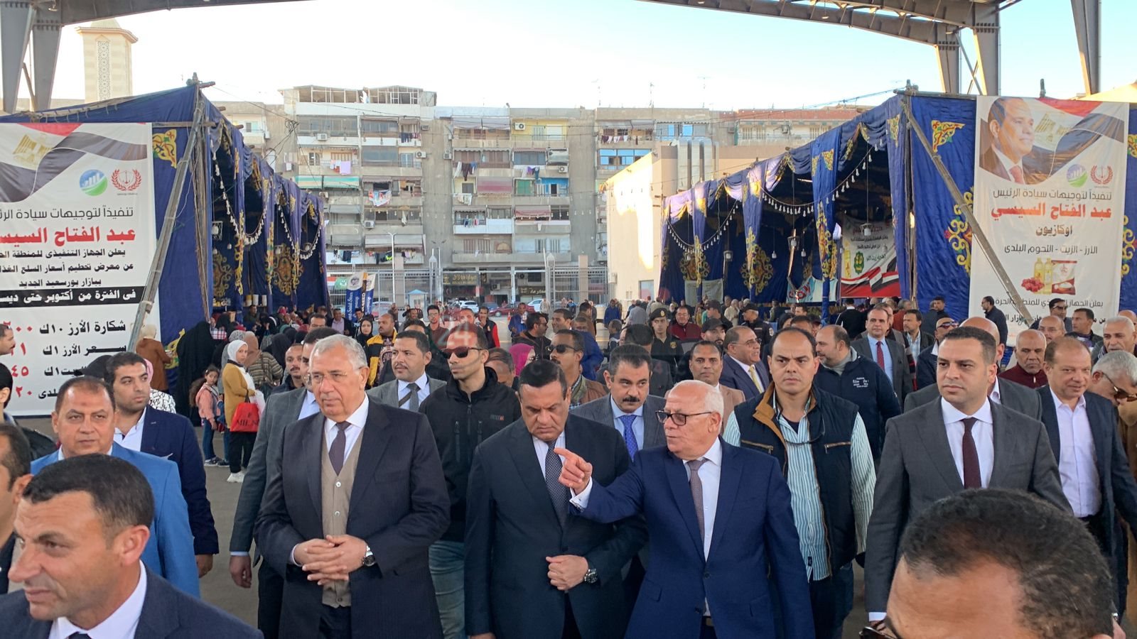 وزير التنمية المحلية يتفقد معرض للمنتجات الغذائية ببورسعيد 