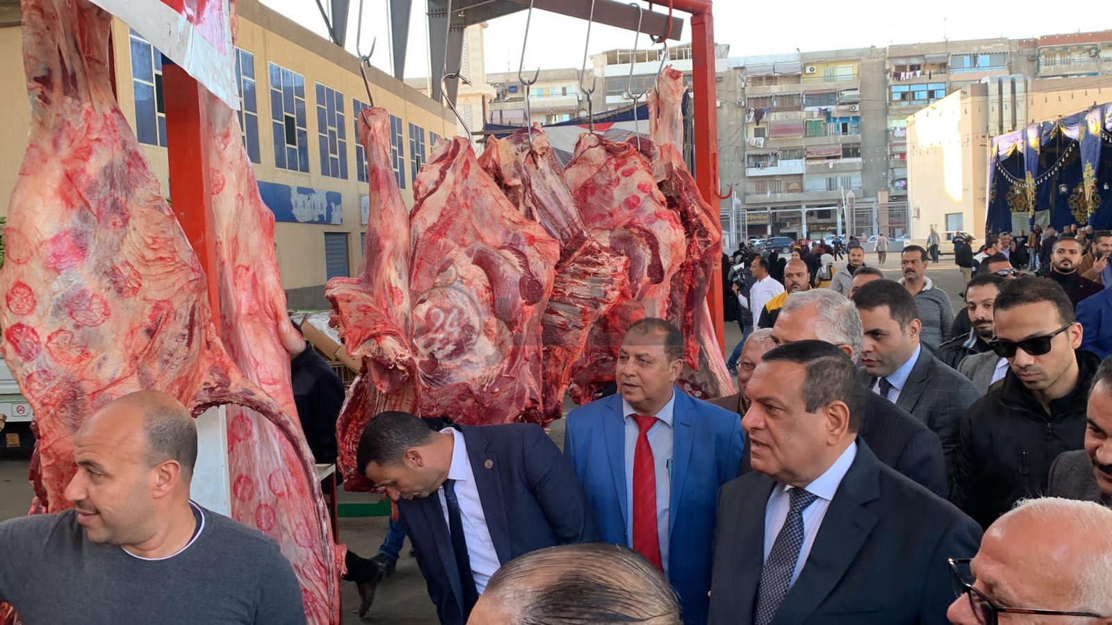 وزير التنمية المحلية يتفقد معرض للمنتجات الغذائية ببورسعيد 