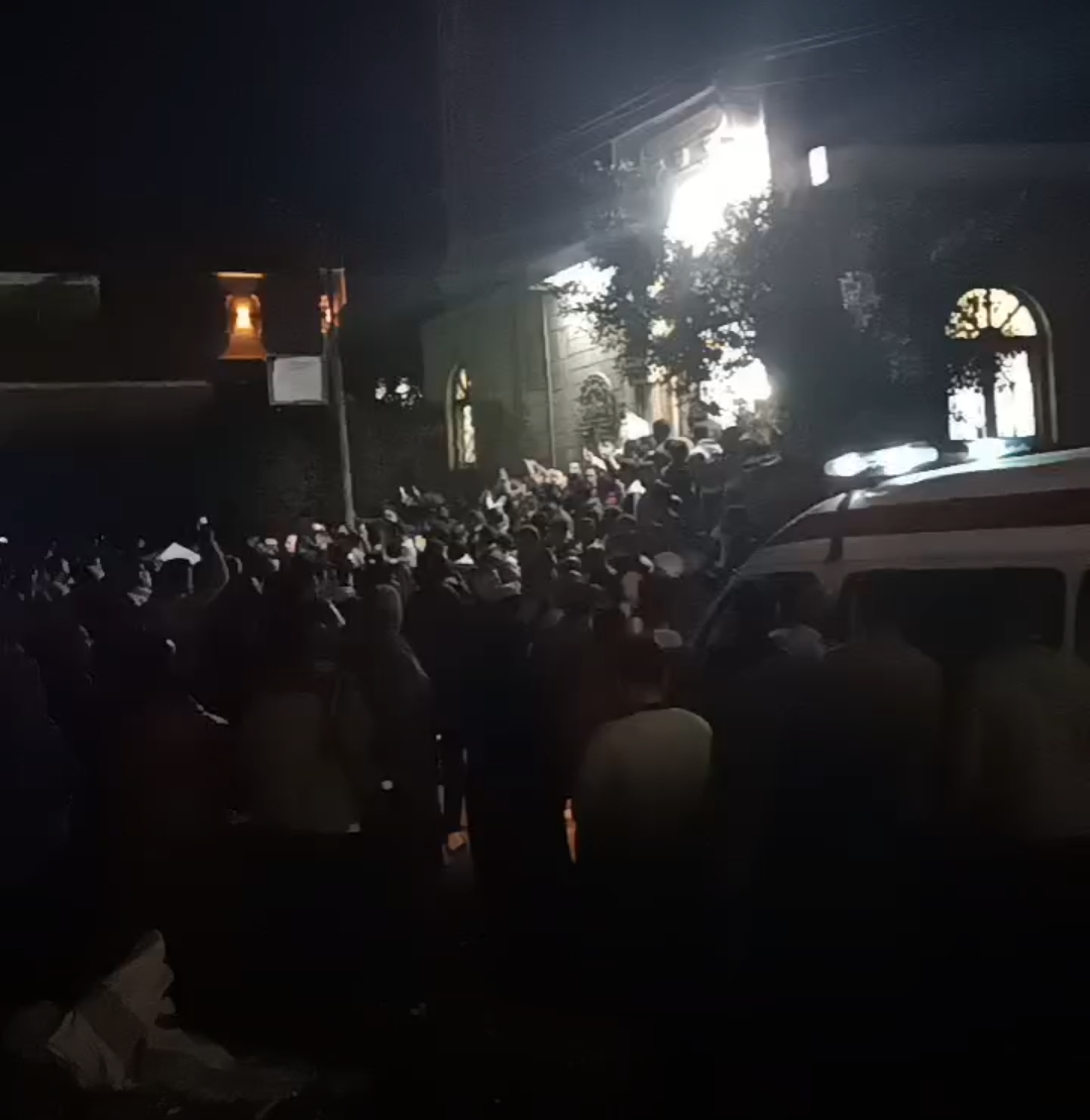 وصول الجثامين وبدء صلاة الجنازة عليهم 01