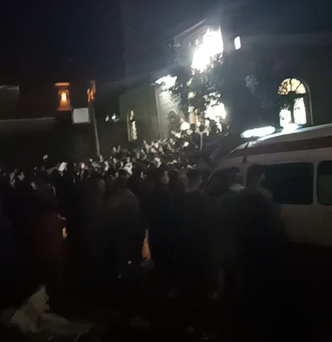 وصول الجثامين وبدء صلاة الجنازة عليهم 02