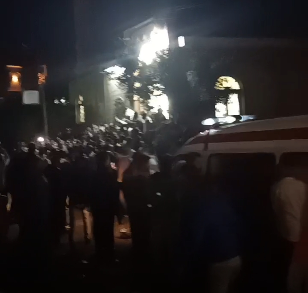 وصول الجثامين وبدء صلاة الجنازة عليهم 03