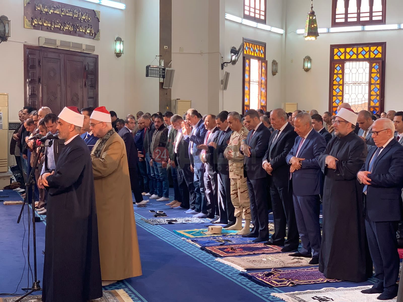 وزير الأوقاف يؤدي صلاة الجمعة في مسجد الحسين