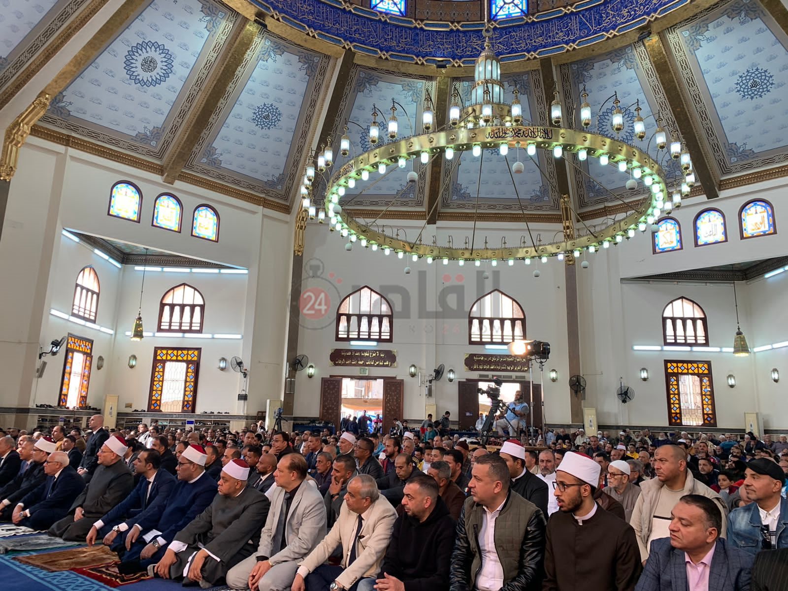 وزير الأوقاف يؤدي صلاة الجمعة في مسجد الحسين