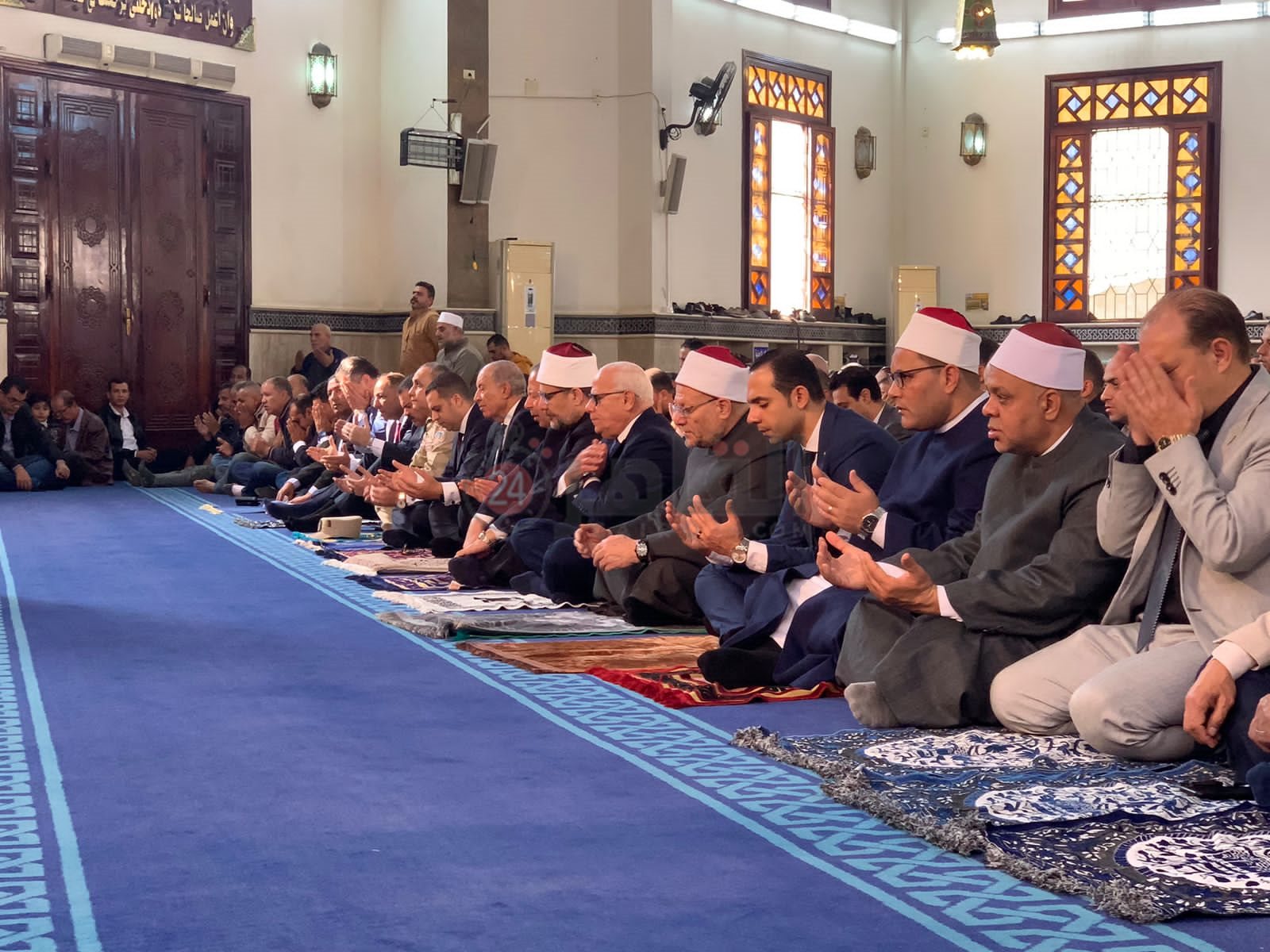 وزير الأوقاف يؤدي صلاة الجمعة في مسجد الحسين