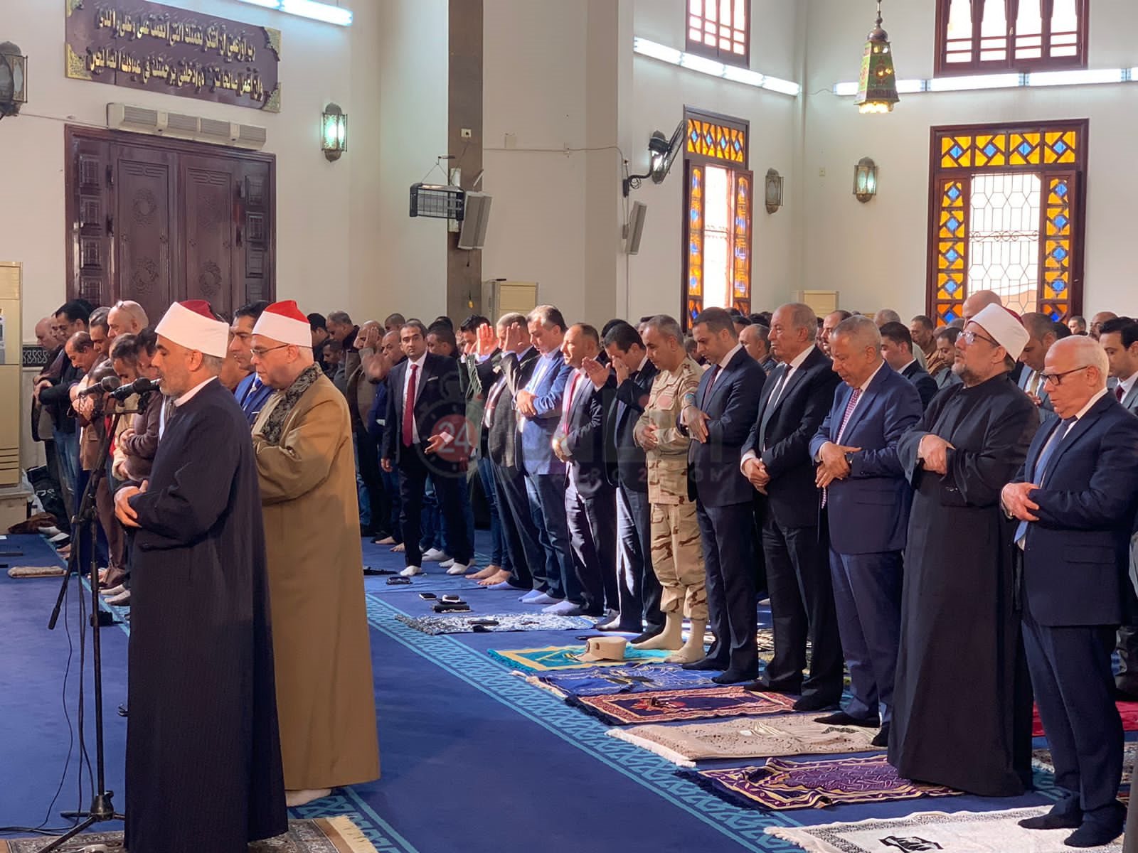 وزير الأوقاف يؤدي صلاة الجمعة في مسجد الحسين