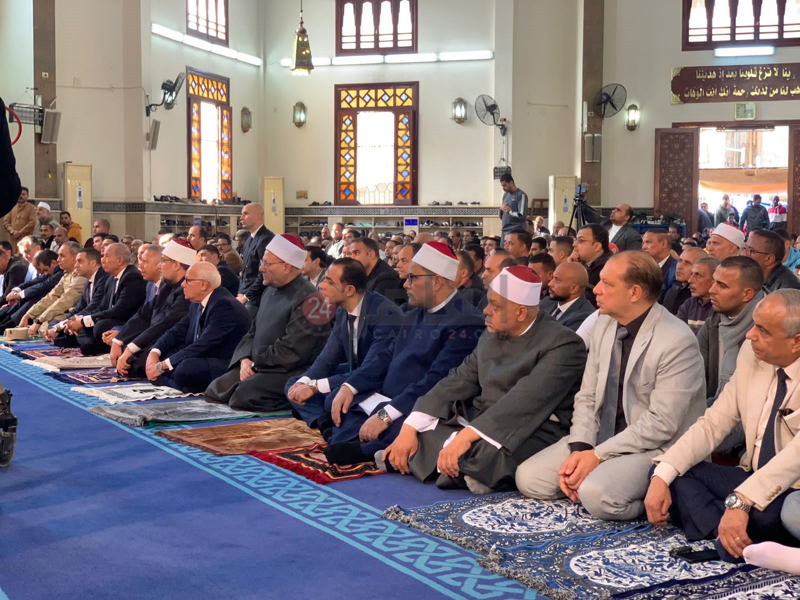 وزير الأوقاف يؤدي صلاة الجمعة في مسجد الحسين