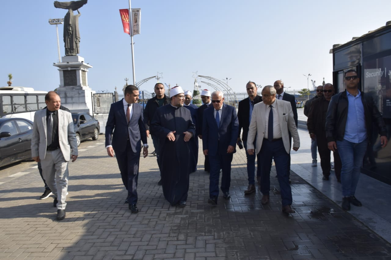 وزير الأوقاف ومفتي الجمهورية ومحافظ بورسعيد يتفقدون ساحة مصر والممشى السياحى الجديد