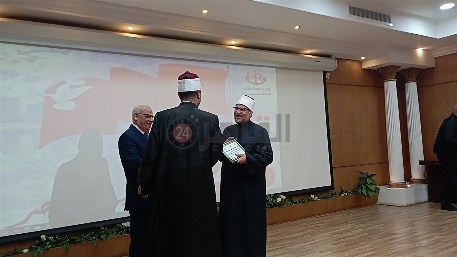 وزير الأوقاف يُكرم إمام المسجد التوفيقي ببورسعيد