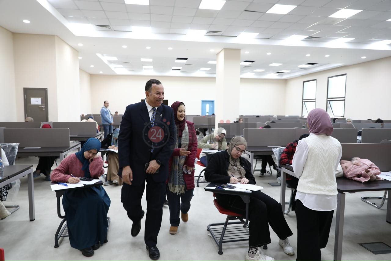 رئيس جامعة المنصورة الجديدة يتفقد سير الامتحانات