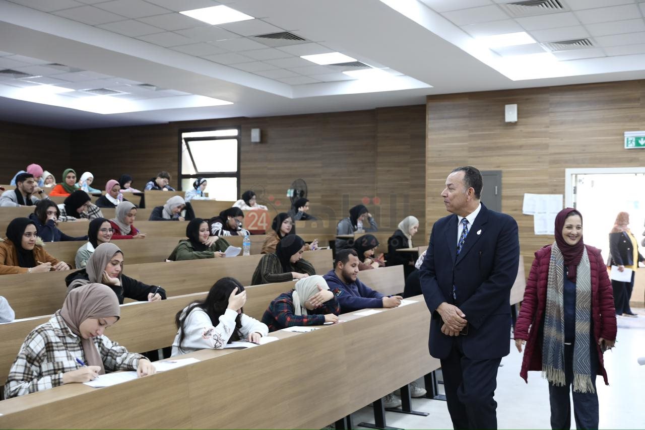 رئيس جامعة المنصورة الجديدة يتفقد سير الامتحانات