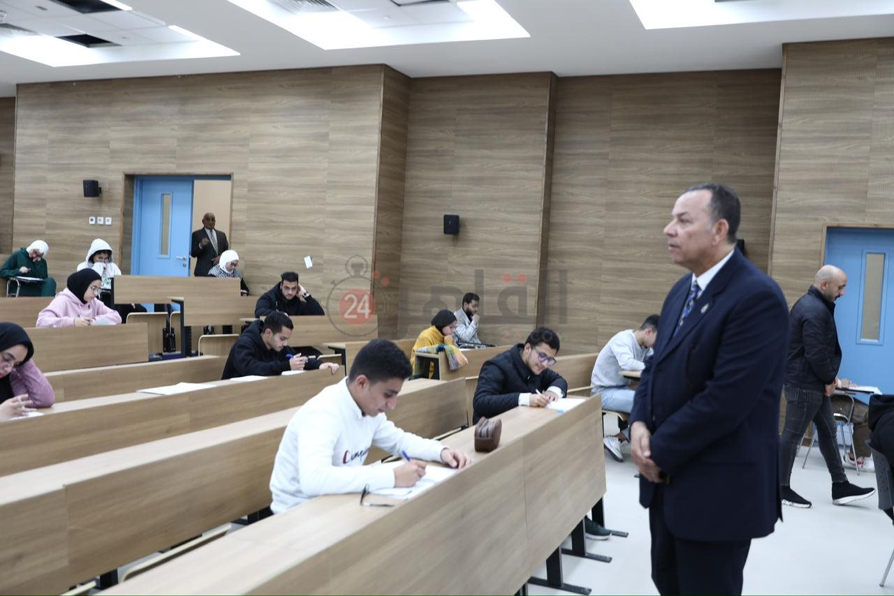 رئيس جامعة المنصورة الجديدة يتفقد سير الامتحانات