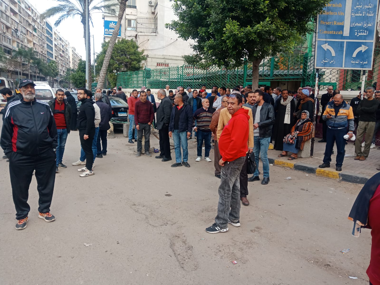 صلاة الجنازة على 5 من أسرة واحدة ضحايا حريق الإسكندرية 