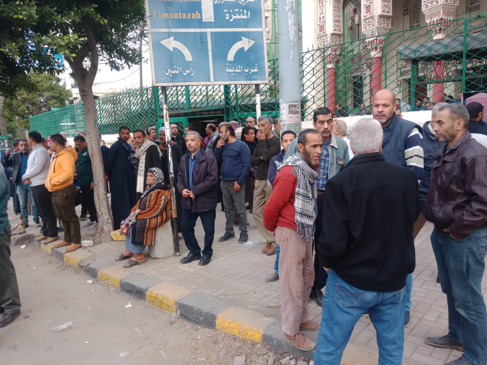 صلاة الجنازة على 5 من أسرة واحدة ضحايا حريق الإسكندرية 