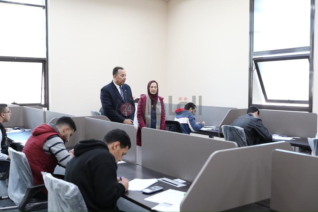 رئيس جامعة المنصورة الجديدة يتفقد سير الامتحانات