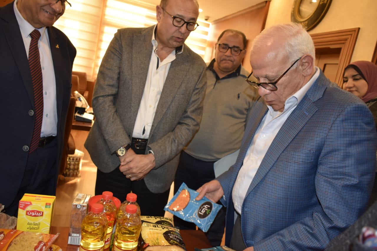 توزيع 30 ألف كرتونة سلع غذائية ببورسعيد