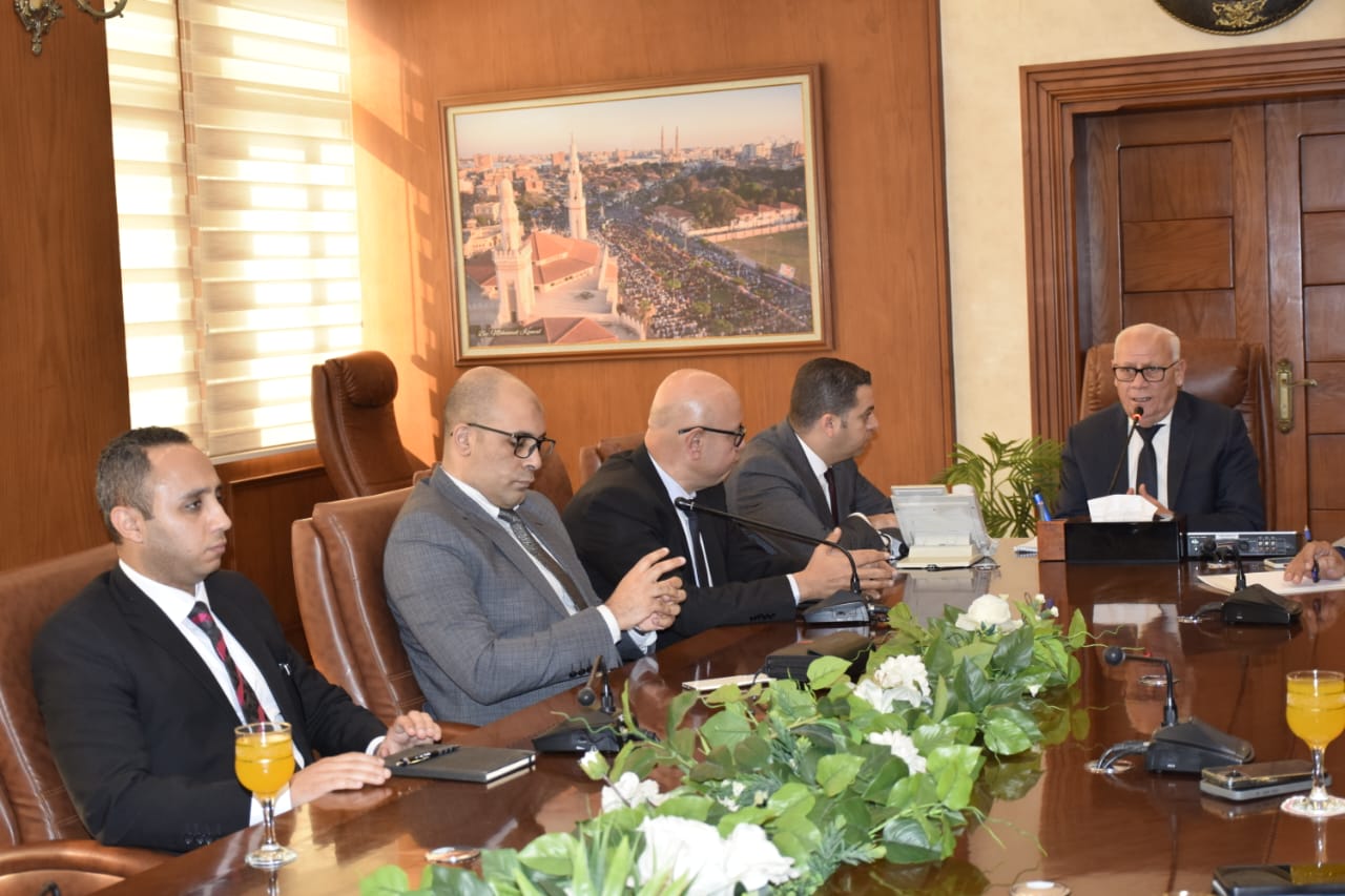 محافظ بورسعيد يستقبل وفدا من وزارة الصناعة