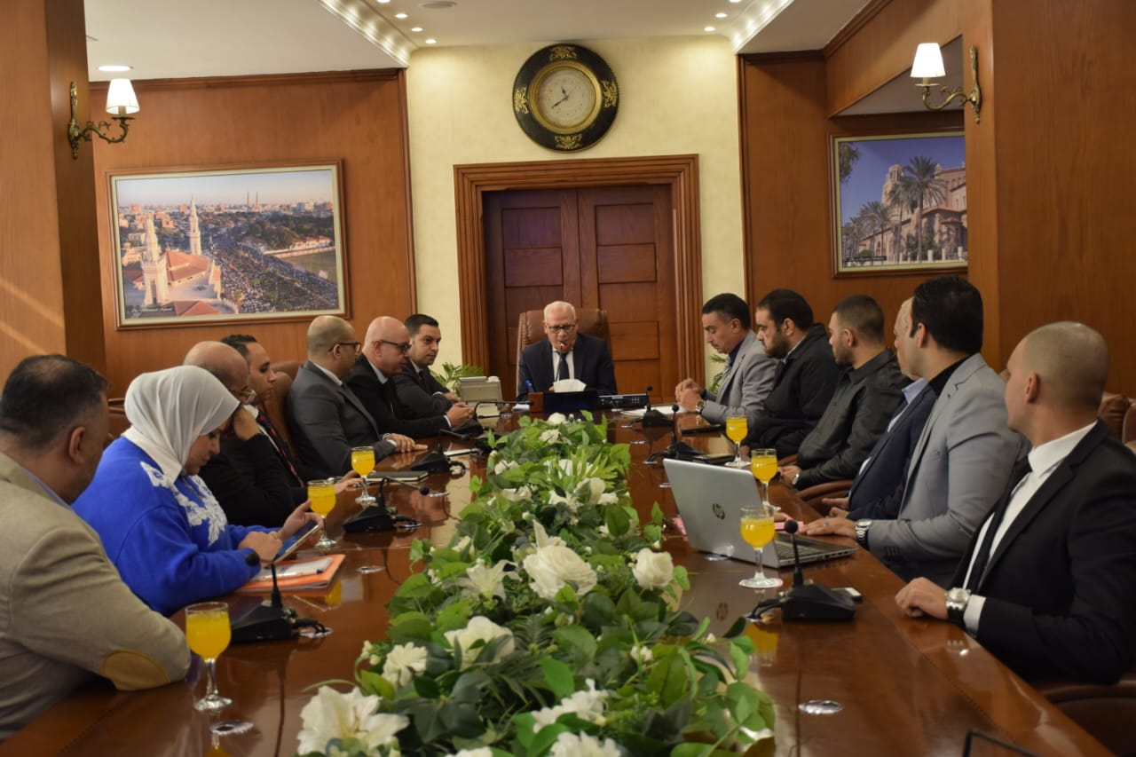محافظ بورسعيد يستقبل وفدا من وزارة الصناعة