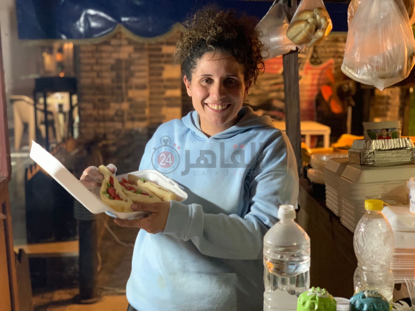ندي لاعبة الكرة تبيع السندوتشات ببورسعيد 
