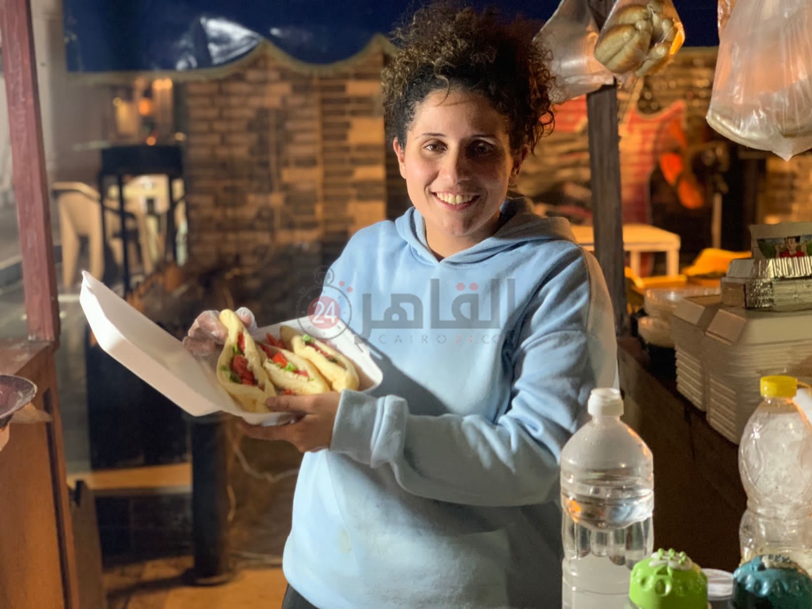 ندي لاعبة الكرة تبيع السندوتشات ببورسعيد 