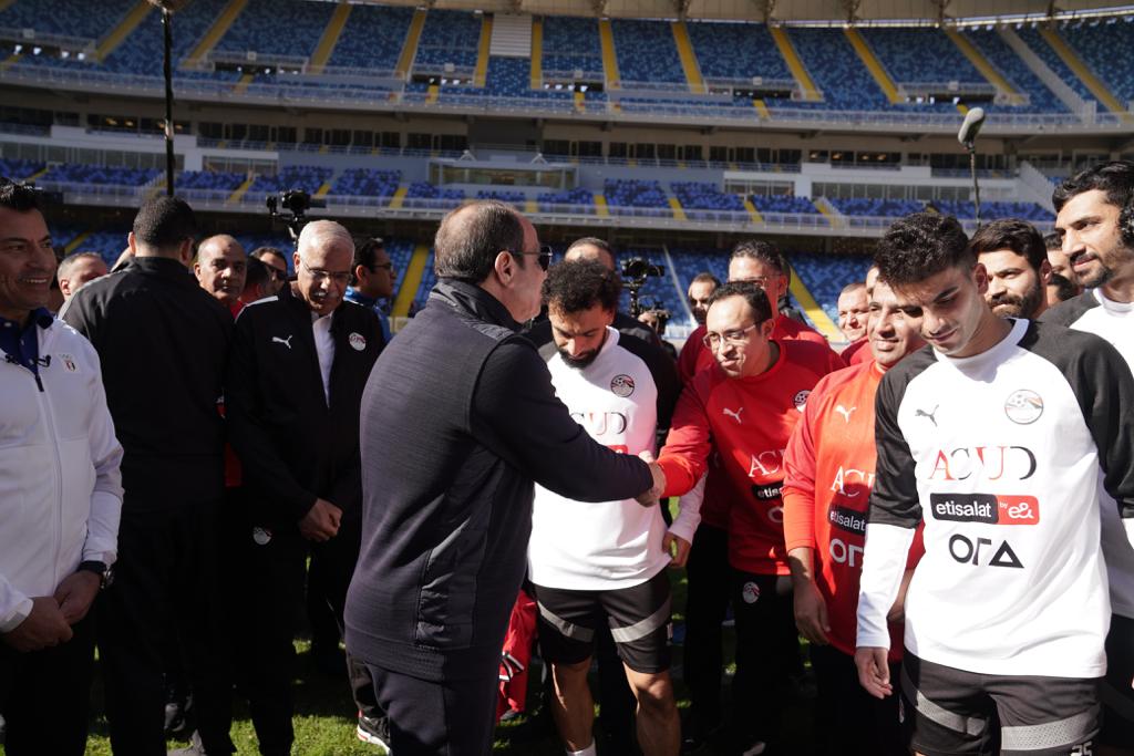 السيسي يتفقد تدريبات المنتخب الوطني لكرة القدم بالعاصمة الإدارية