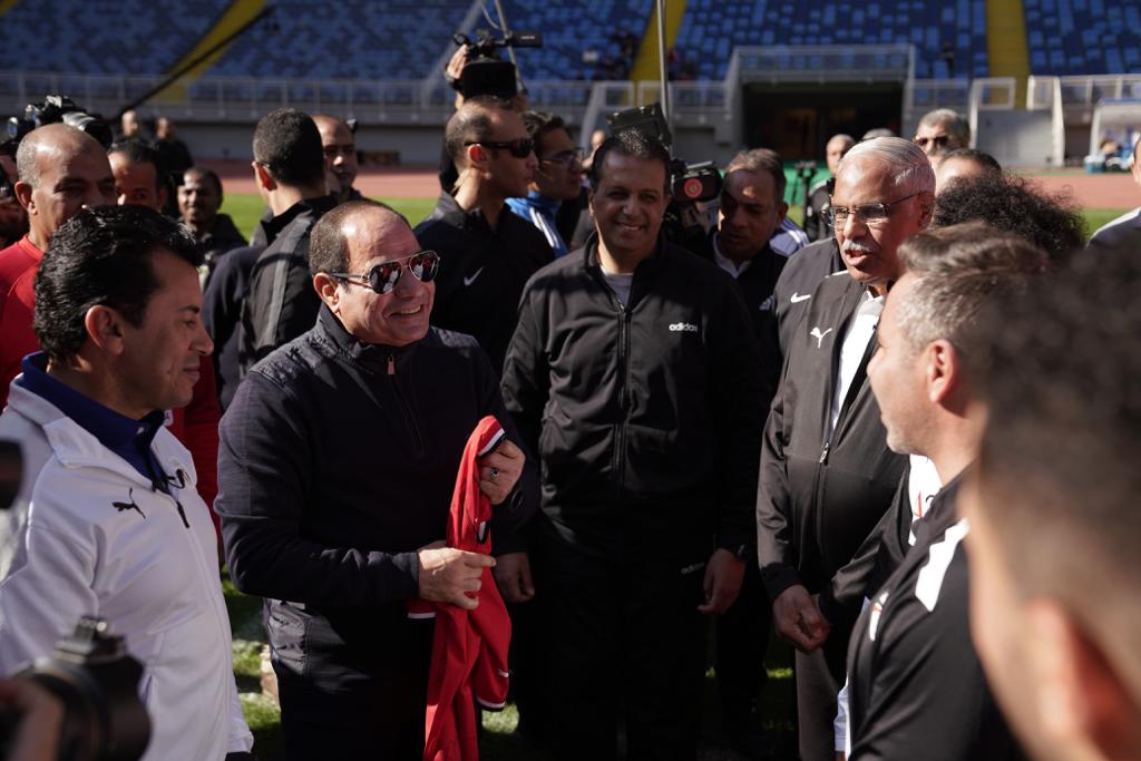 السيسي يتفقد تدريبات المنتخب الوطني لكرة القدم بالعاصمة الإدارية