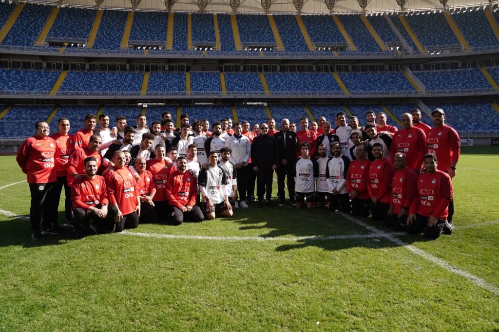 السيسي يتفقد تدريبات المنتخب الوطني لكرة القدم بالعاصمة الإدارية