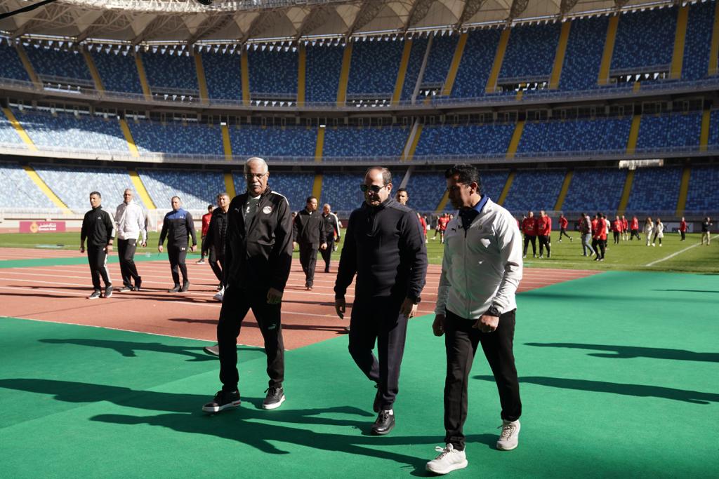 السيسي يتفقد تدريبات المنتخب الوطني لكرة القدم بالعاصمة الإدارية
