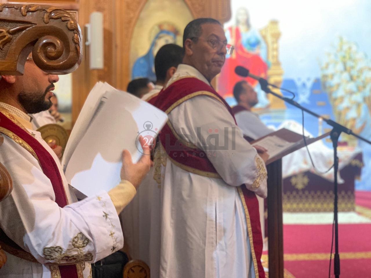 مسيحيين بورسعيد يؤدون قداس عيد الميلاد