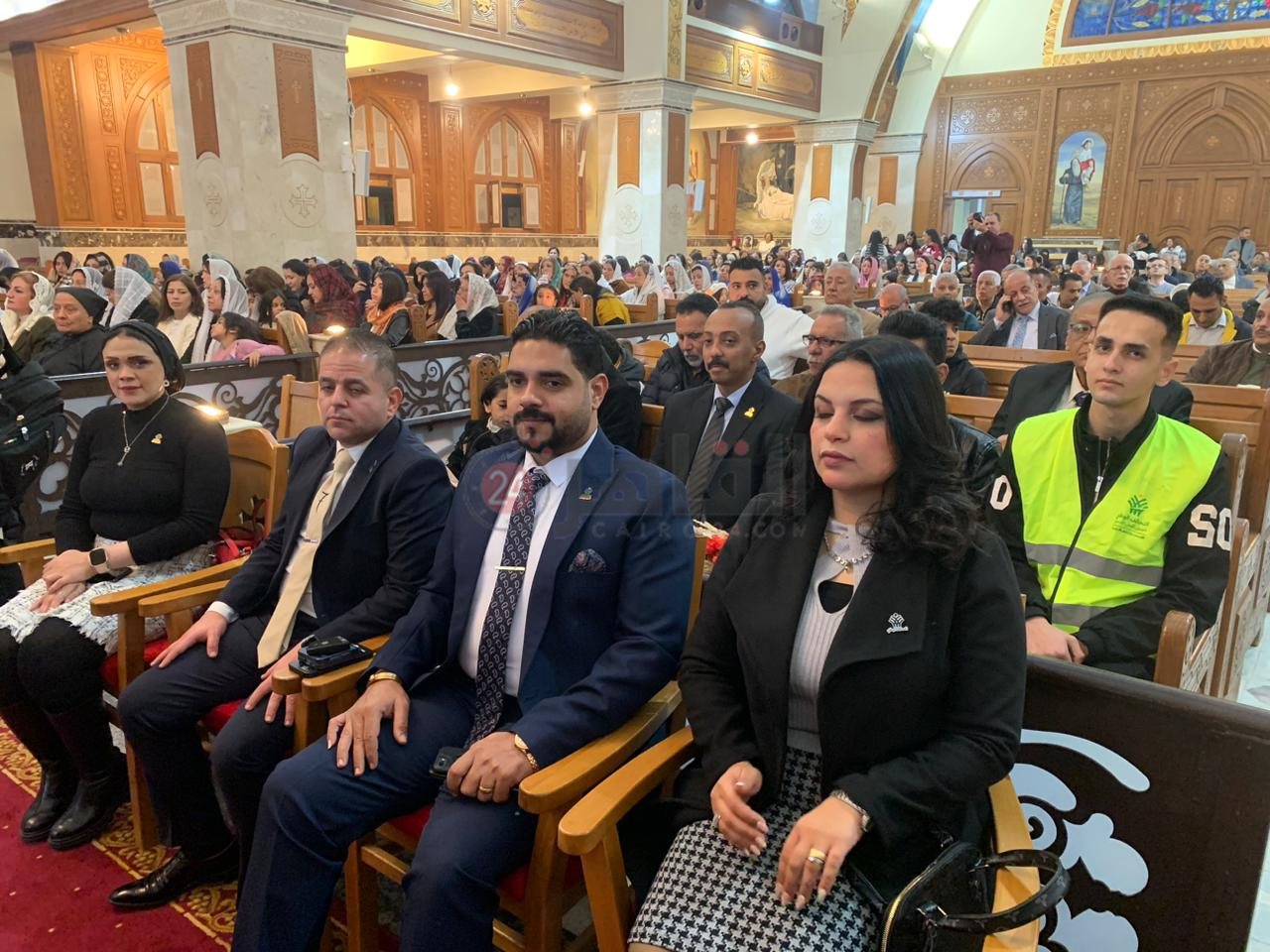 مسيحيين بورسعيد يؤدون قداس عيد الميلاد